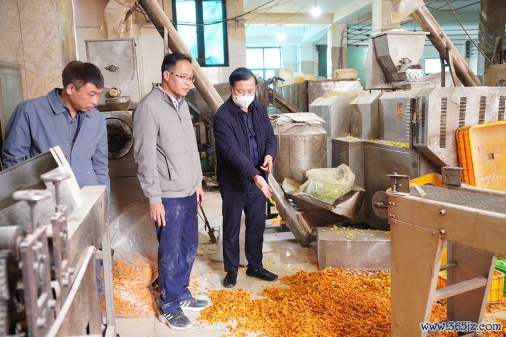 Rùng mình với xưởng sản xuất bim bim ở Hà Nội: Bim bim đổ dưới sàn nhà， chuột chết bốc mùi - Ảnh 1.