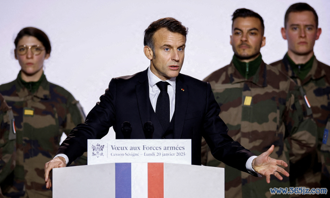 Tổng thống Pháp Emmanuel Macron trong chuyến thăm trụ sở Bộ tư lệnh Không gian mạng và Hỗ trợ số (CATNC) của lục quân Pháp ở Cesson-Sevigne hôm 20/1. Ảnh: AFP