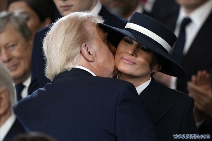 Tổng thống Trump hôn bà Melania trong lễ nhậm chức ngày 20/1. Ảnh: AP